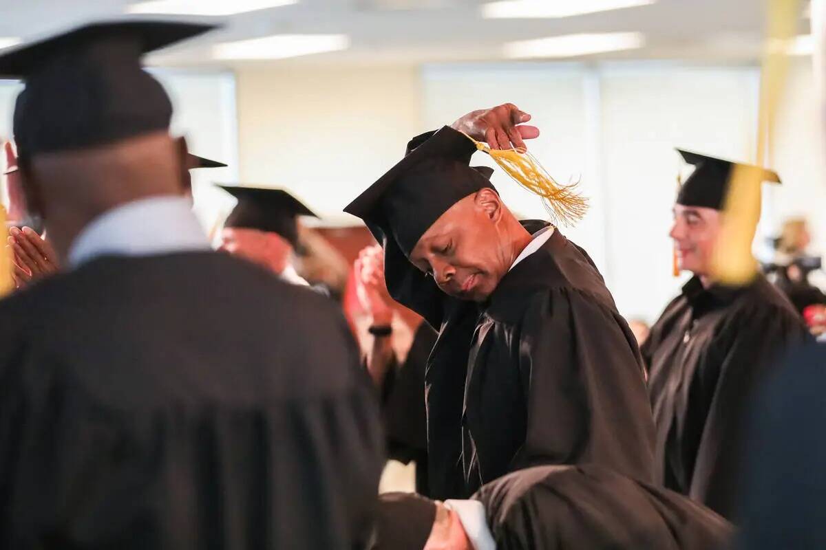 Arthur Gibbs da la vuelta a su borla durante la ceremonia de graduación por haber completado e ...