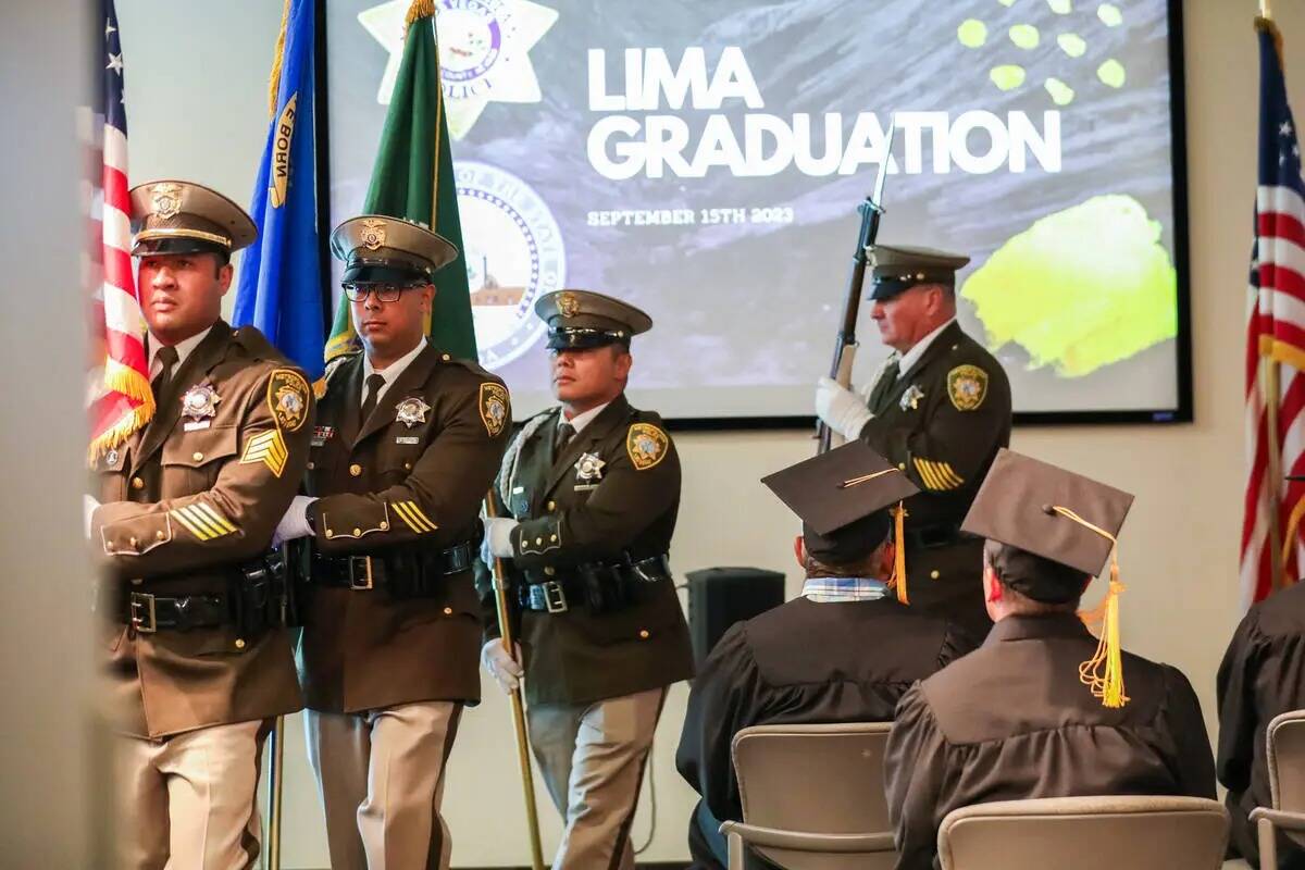 Una guardia de honor de la policía de Las Vegas abre la ceremonia de graduación para aquellos ...