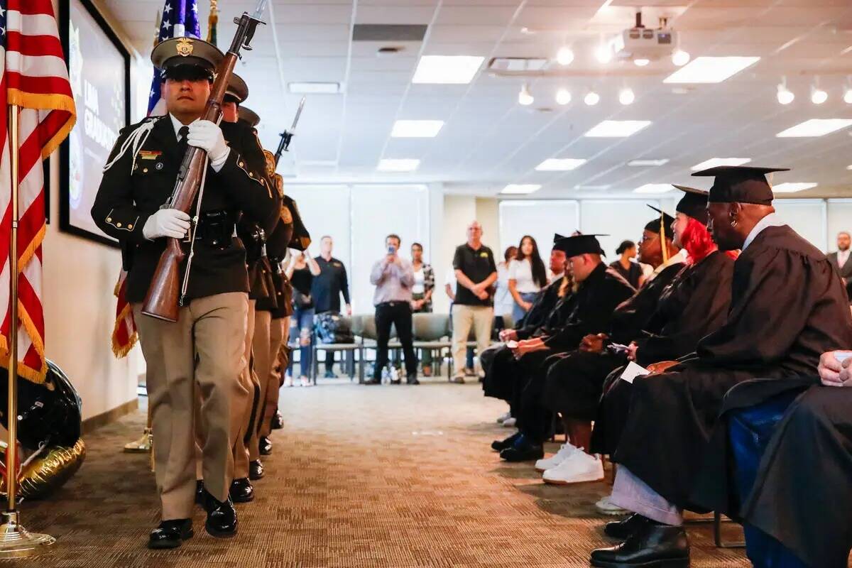 Una guardia de honor de la policía de Las Vegas abre la ceremonia de graduación para aquellos ...