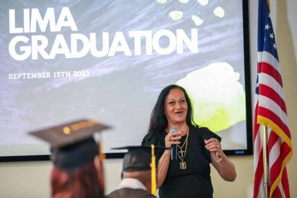 Dee Hanzy comparte su testimonio durante la ceremonia de graduación para aquellos que completa ...