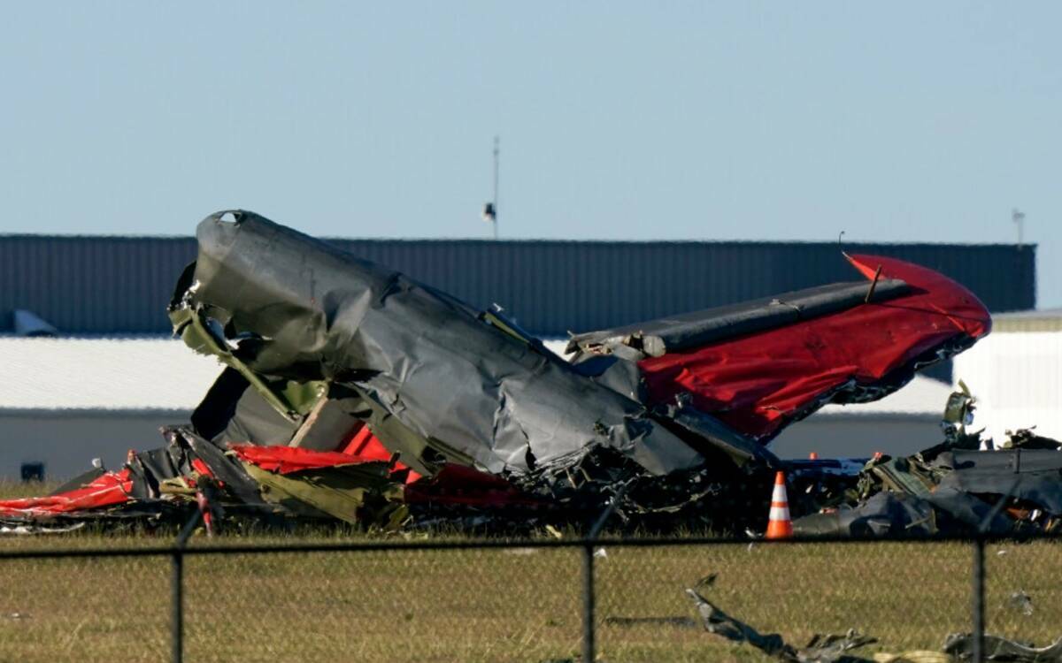 Restos de dos aviones que se estrellaron durante un espectáculo aéreo en el Aeropuerto Ejecut ...