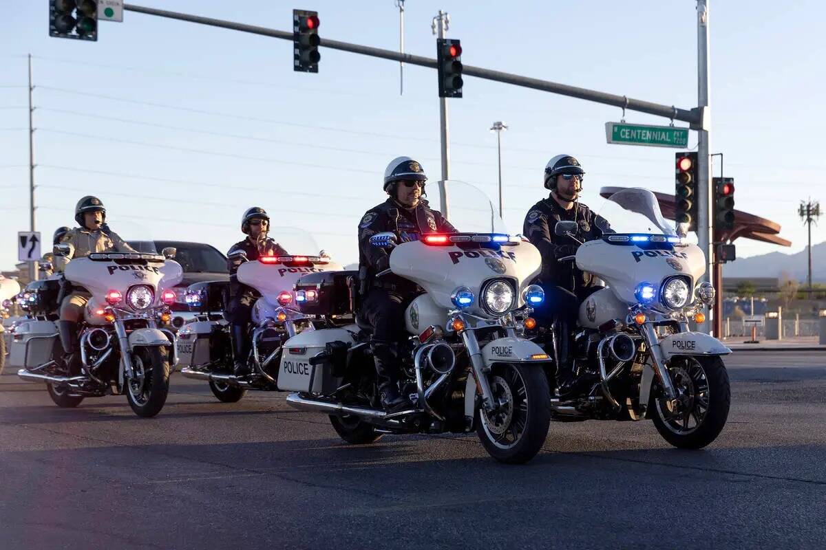 Agentes de policía en motocicleta llegan a un memorial para Andreas Probst, un ciclista que mu ...