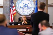 La jueza de distrito Jessica Peterson habla con Bradley Schrager, abogado de la Asociación de ...