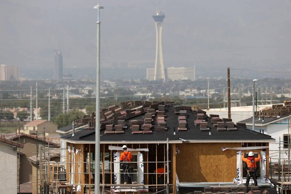 Trabajadores de la construcción construyen una casa en Las Vegas el 17 de septiembre de 2020. ...