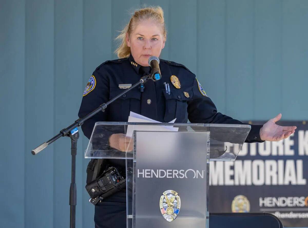 La jefa de Policía de Henderson, Hollie Chadwick, habla durante las ceremonias de inauguració ...