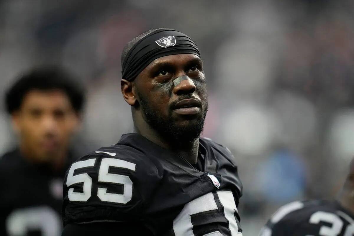 El ala defensiva de los Raiders de Las Vegas, Chandler Jones, calienta antes de un partido de l ...