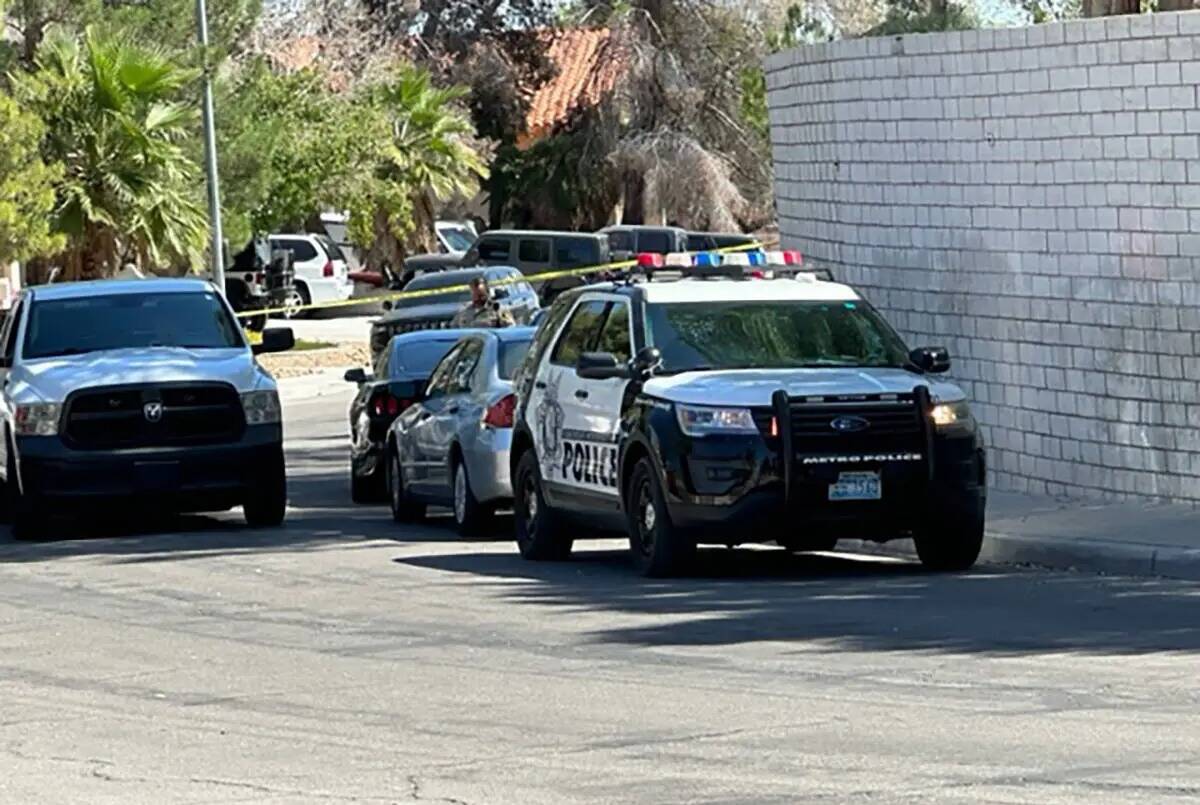 La policía de Las Vegas bloqueó una sección de Iberia Street en Turina Road en Spring Valley ...