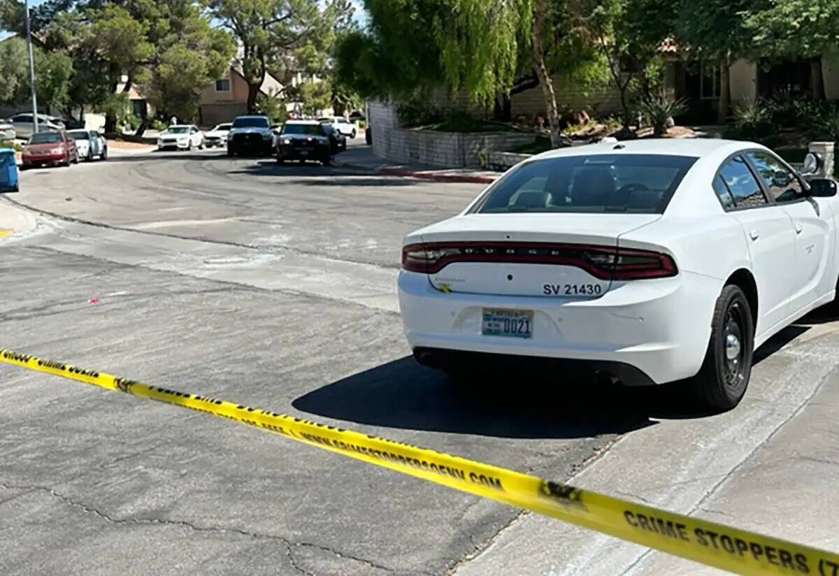 La policía de Las Vegas bloqueó una sección de Iberia Street en Turina Road en Spring Valley ...