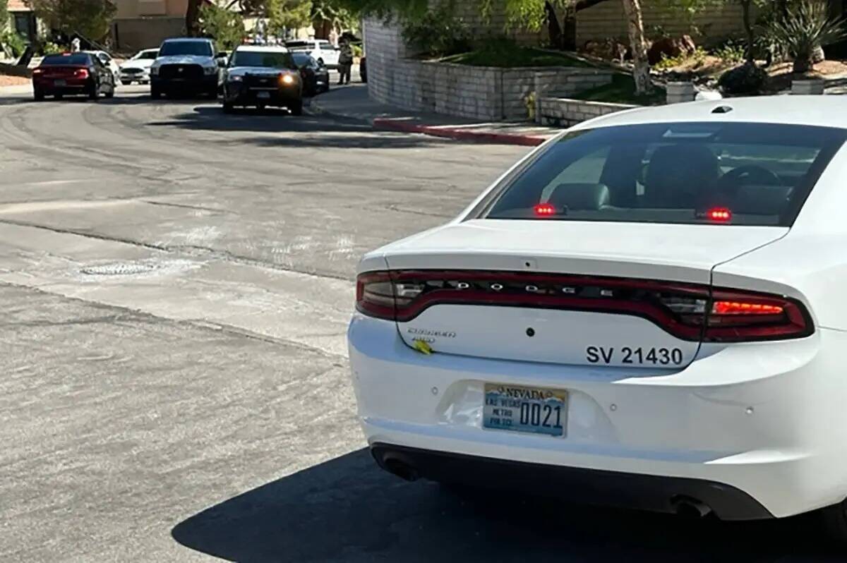 La policía de Las Vegas bloqueó una sección de Iberia Street en Turina Road en Spring Valley ...