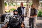 Un agente paralítico de Las Vegas celebra su cumpleaños con la visita de la Copa Stanley