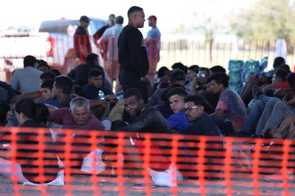 Agentes de la Patrulla Fronteriza de Estados Unidos procesan a cientos de migrantes bajo el Pue ...