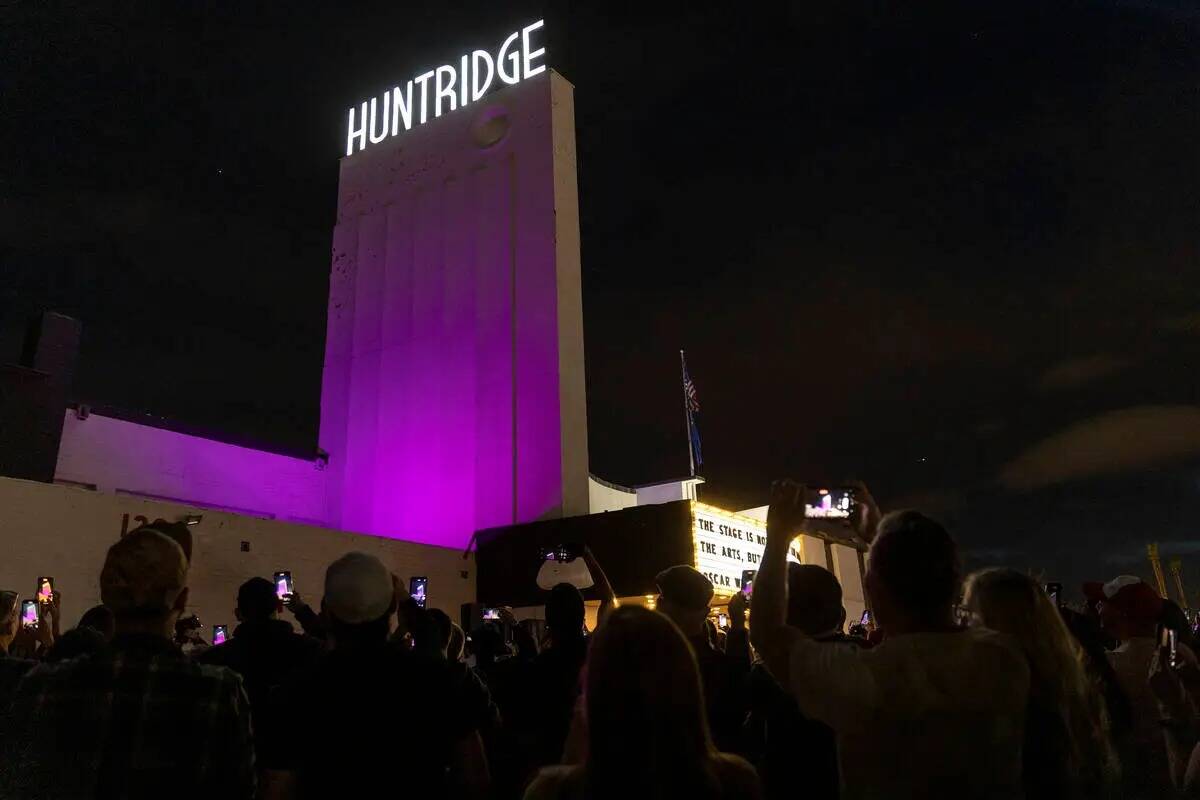 Una multitud fotografía la iluminación de la marquesina del Huntridge Theater el viernes 7 de ...