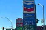 Sí, el precio de la gasolina está aumentando, pero algunos surtidores son más baratos que otros