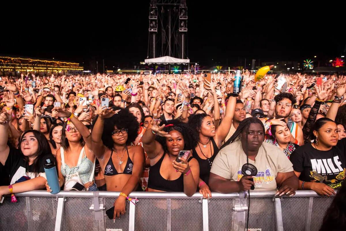 Los fans reaccionan mientras Jack Harlow se presenta durante el festival Life is Beautiful el d ...