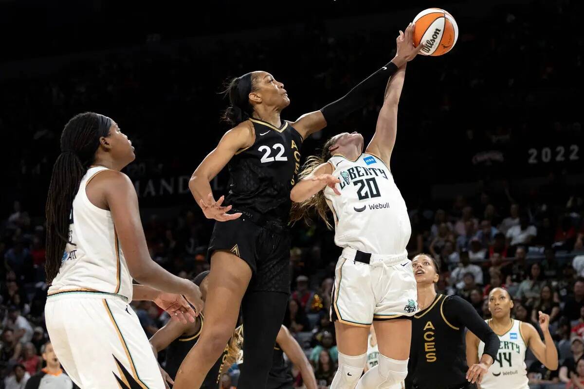 La alera de Las Vegas Aces A'ja Wilson (22) bloquea un tiro de la escolta de New York Liberty S ...