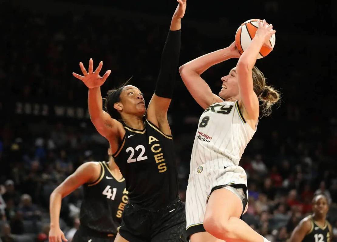 La pívot de las Aces A'ja Wilson (22) bloquea un tiro de una jugadora de Chicago Sky durante u ...