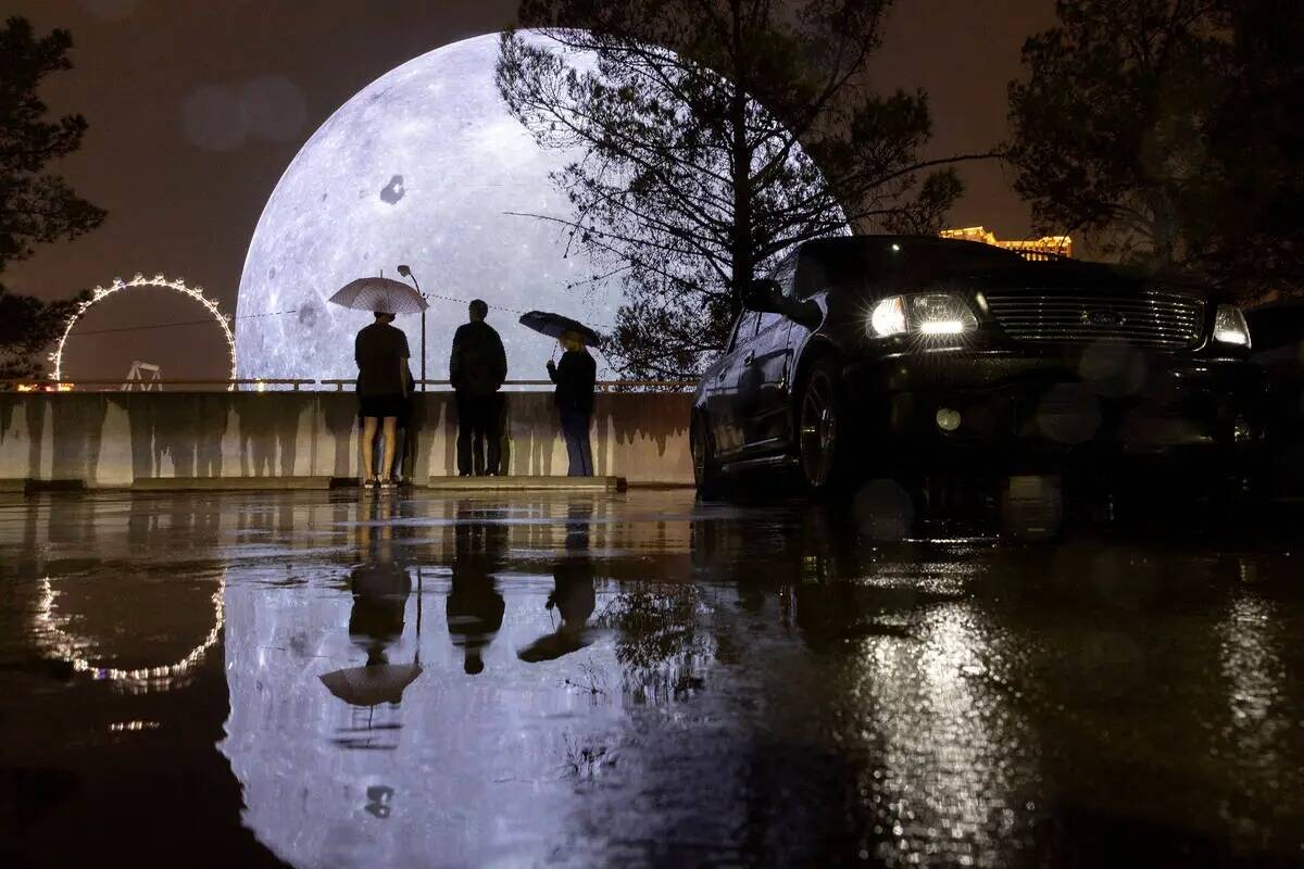 A pesar de la lluvia, la gente visita Sphere el sábado 19 de agosto de 2023, en Las Vegas. El ...
