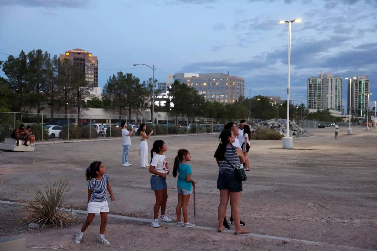 Sphere ilumina a la gente en Sands Avenue, cerca del Strip, en Las Vegas, el miércoles 16 de a ...