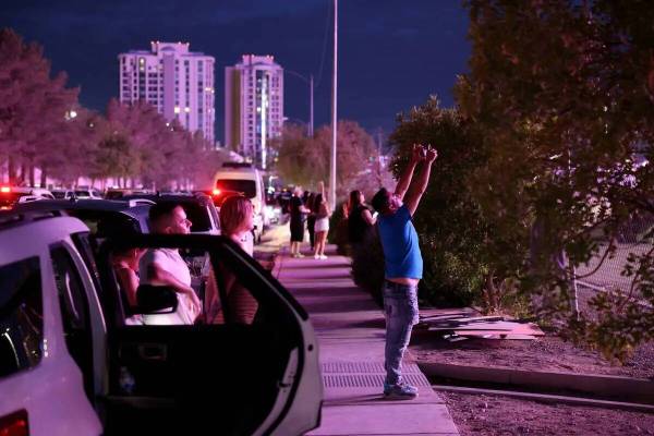 Sphere ilumina a la gente en Manhattan Street, cerca del Strip, en Las Vegas, el miércoles 16 ...