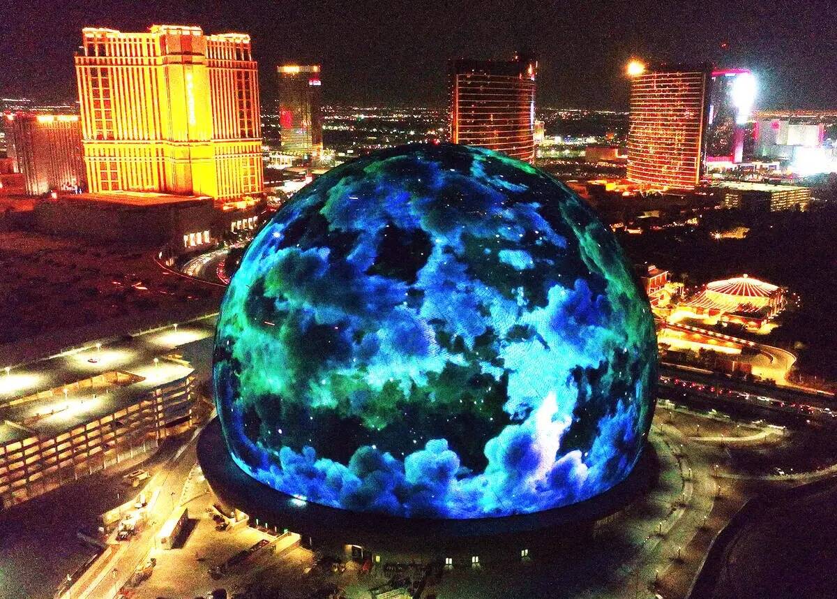 La MSG Sphere ilumina el horizonte de Las Vegas, el lunes 31 de julio de 2023, en Las Vegas. (B ...