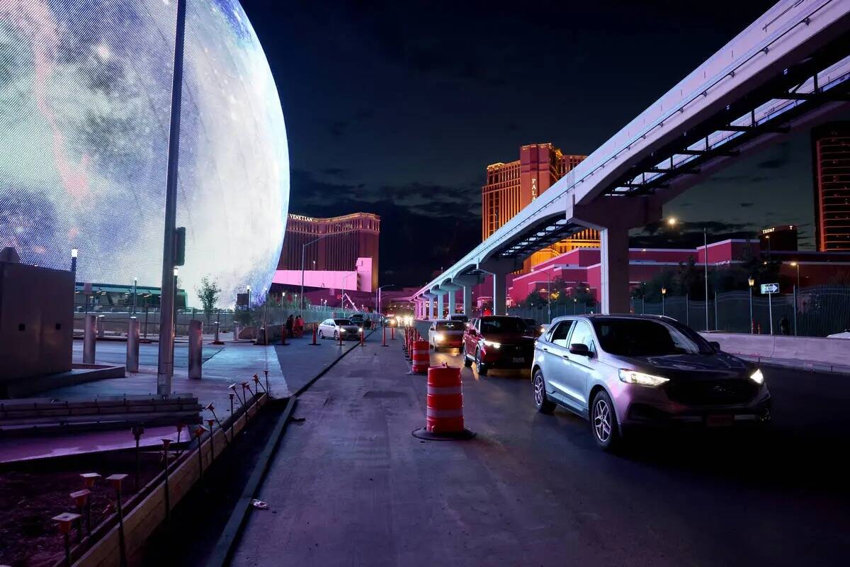 Sphere ilumina el tránsito en Sands Avenue, cerca del Strip, en Las Vegas, el miércoles 16 de ...