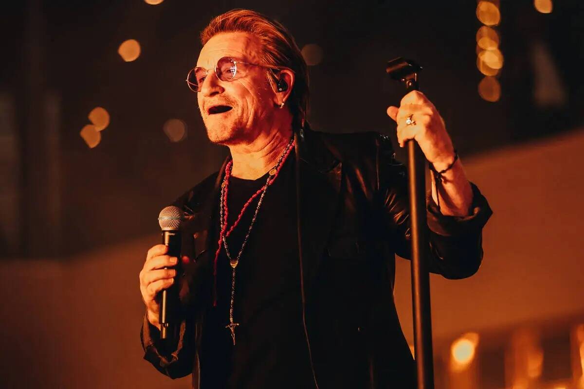 U2 se presenta mientras filma un video musical frente al hotel y casino Plaza el domingo 17 de ...