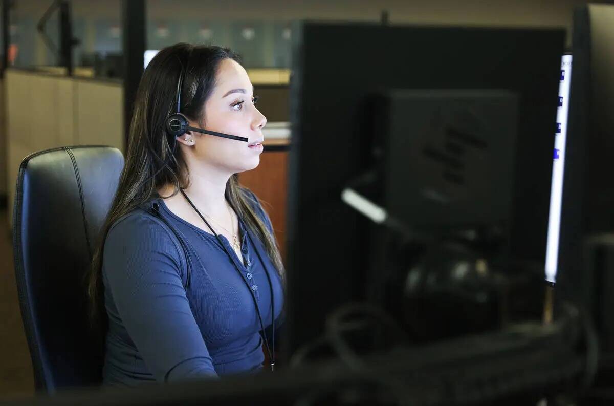 Natasha Austin, operadora de llamadas, atiende los llamados en el centro de despacho de la Poli ...