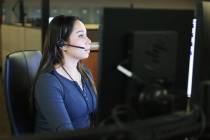 Natasha Austin, operadora de llamadas, atiende los llamados en el centro de despacho de la Poli ...