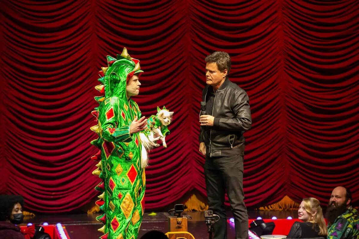 Piff The Magic Dragon (izquierda) y Donny Osmond se muestran en Flamingo Showroom durante la ce ...