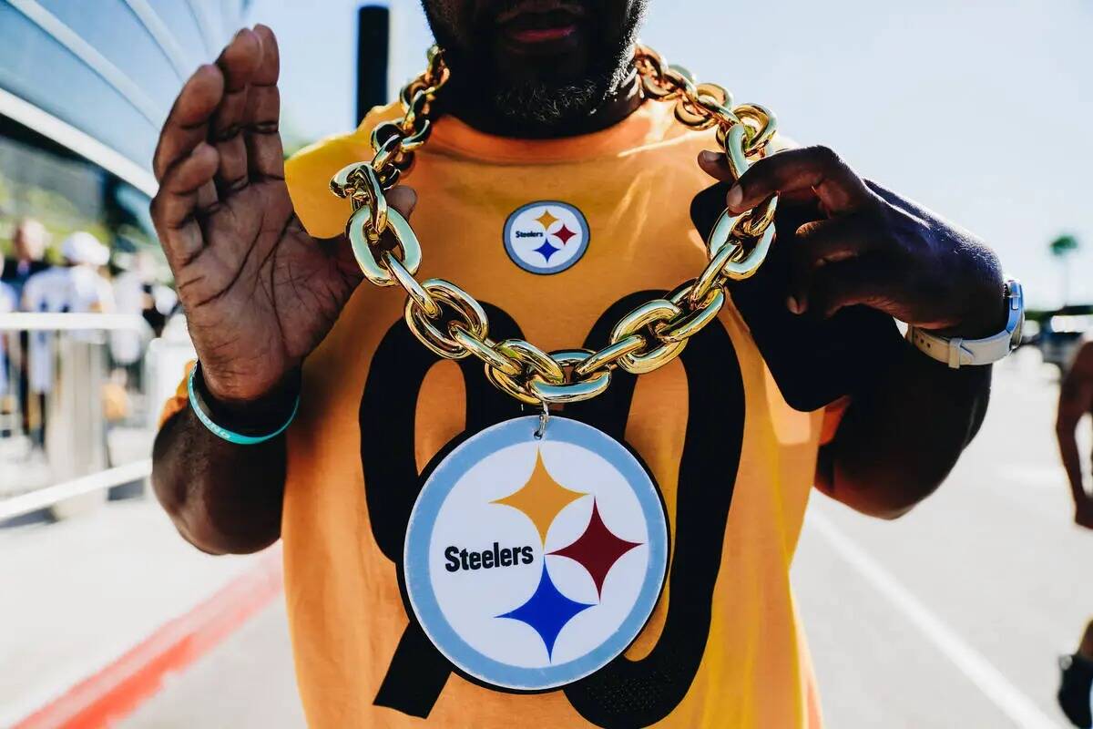 Amir Smith, fan de los Pittsburgh Steelers, muestra su collar antes del comienzo de un partido ...