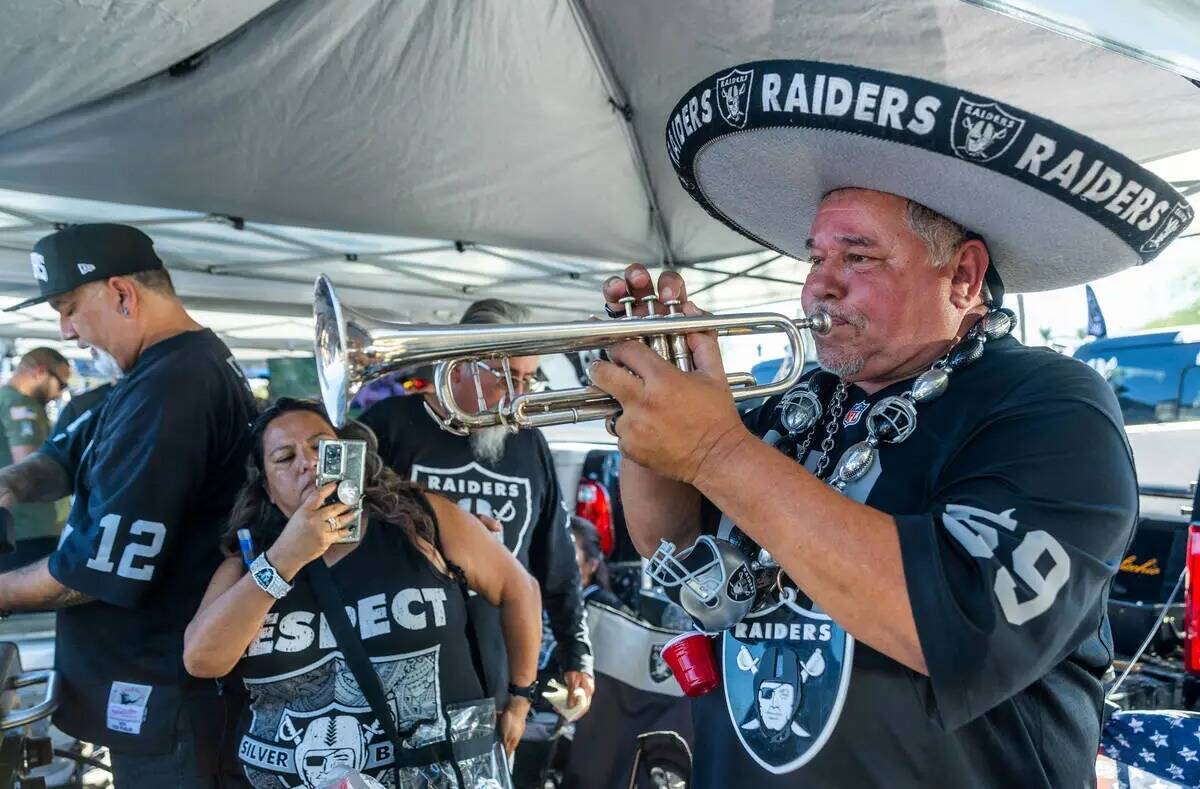 Tony Valdivia, de Stockton, California, toca su trompeta para los fans durante el tailgating an ...