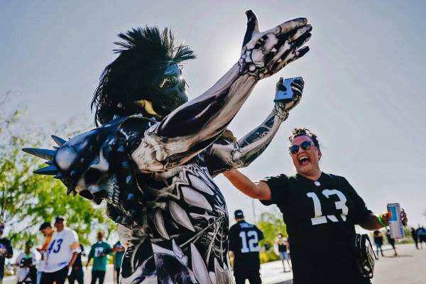 Robert Lee, fan de los Raiders, baila antes de un partido de fútbol americano de la NFL contra ...