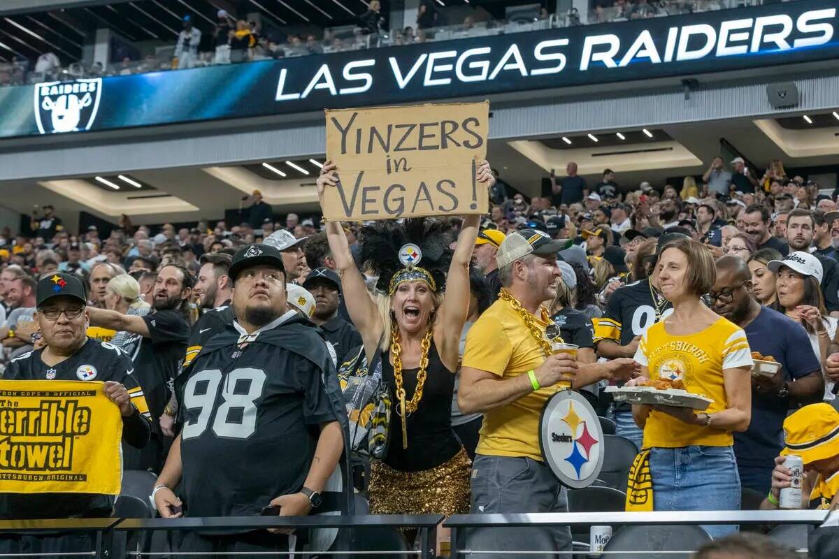 Un fan de los Pittsburgh Steelers sostiene un cartel durante la primera mitad de un partido de ...