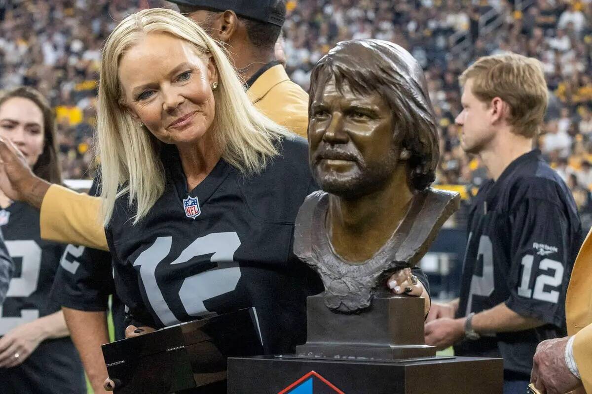 Kendra Stabler-Moyes, hija del fallecido quarterback de los Raiders Ken Stabler, admira el bust ...