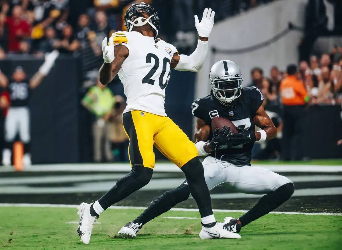 El cornerback de los Pittsburgh Steelers Patrick Peterson (20) busca el balón mientras el wide ...