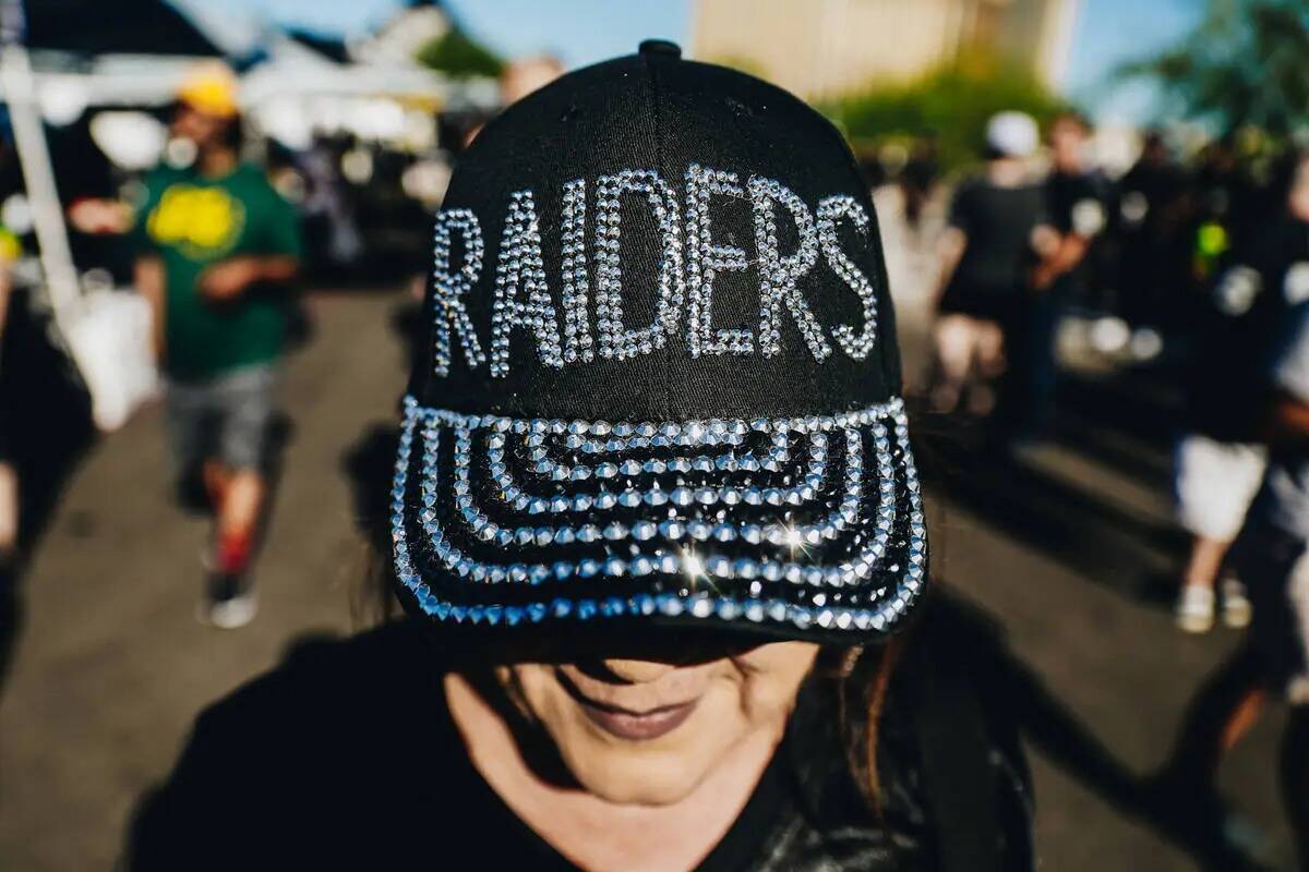 Anabel Muñoz, fan de los Raiders, durante un partido de fútbol americano de la NFL contra los ...