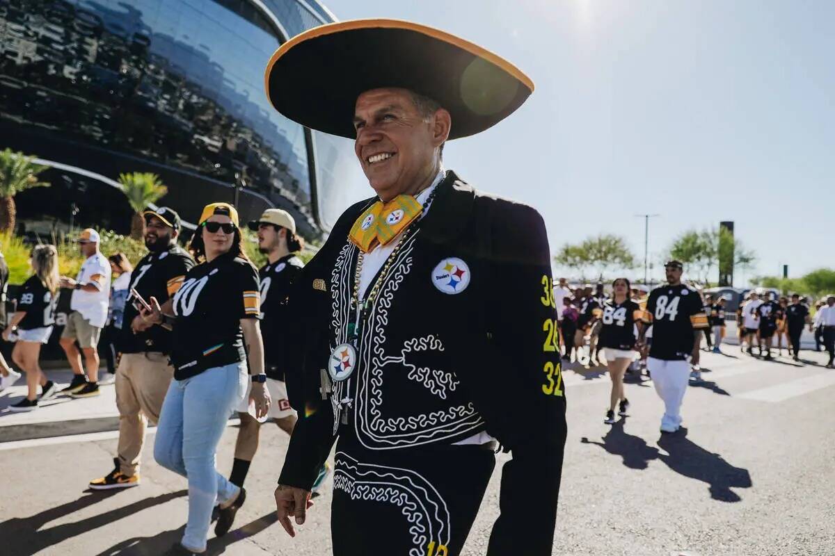 Jose Farias, fan de los Pittsburgh Steelers, entra en el Allegiant Stadium antes de un partido ...