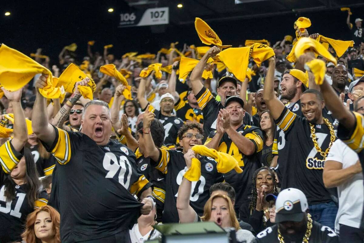 Pittsburgh Steelers fans ondean sus toallas y celebrar después de un touchdown es anotado por ...