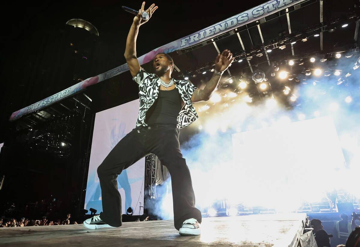 Usher se presenta durante el festival de música Lovers & Friends el sábado 14 de mayo de 2022 ...
