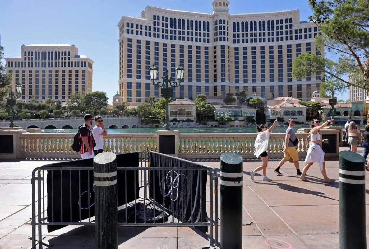 Barricadas bloquean los troncos de los árboles talados frente al Bellagio, en el Strip de Las ...