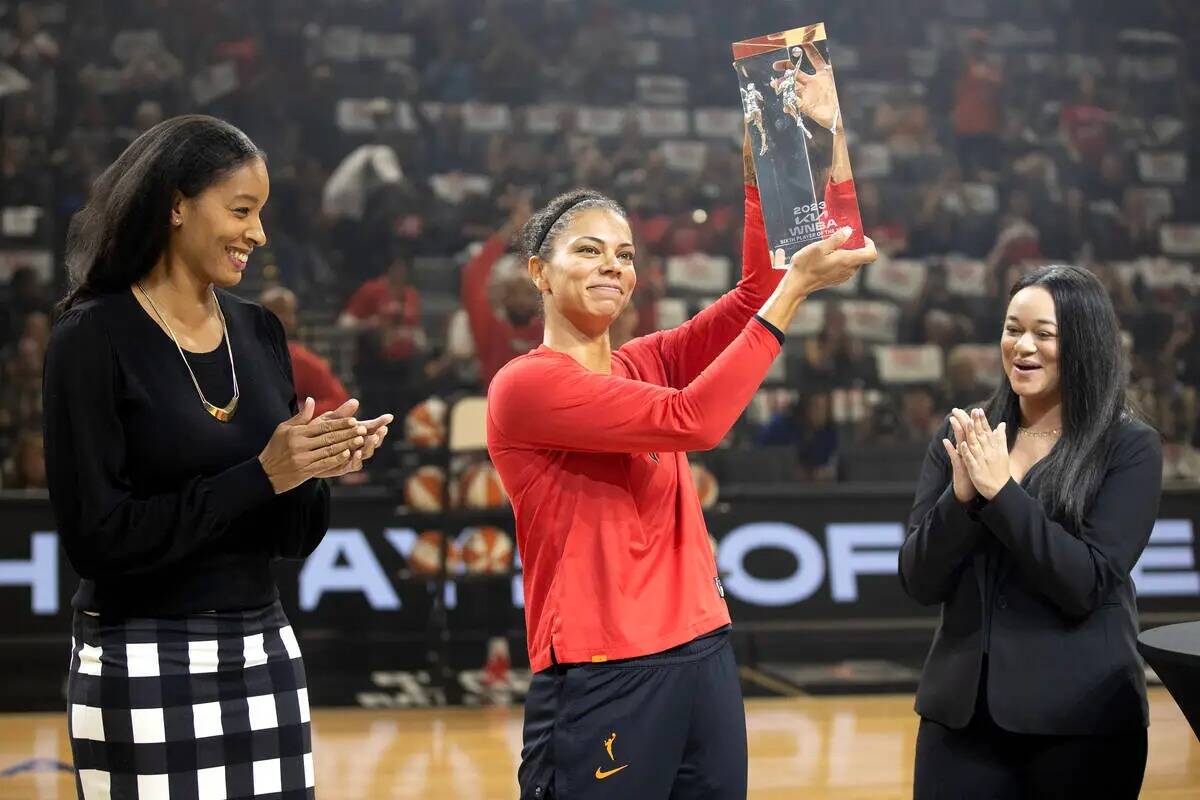La alera de Las Vegas Aces, Alysha Clark, sostiene su trofeo de Sexta Mujer del Año de la WNBA ...