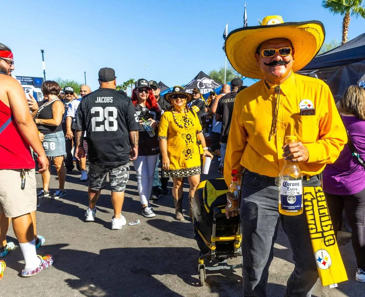 Los fans de los Pittsburgh Steelers llevan su música con ellos durante el tailgating antes de ...