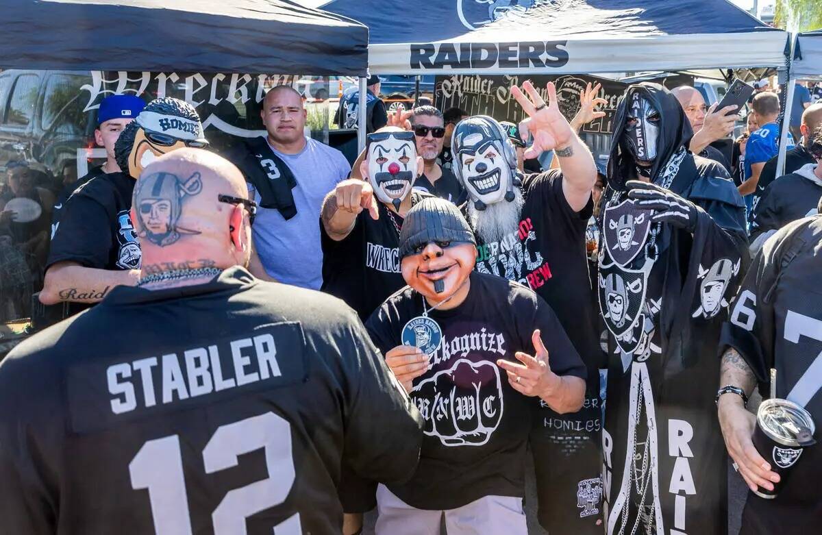 Los fans de los Raiders se animan antes de la primera mitad del partido de la NFL entre los Rai ...