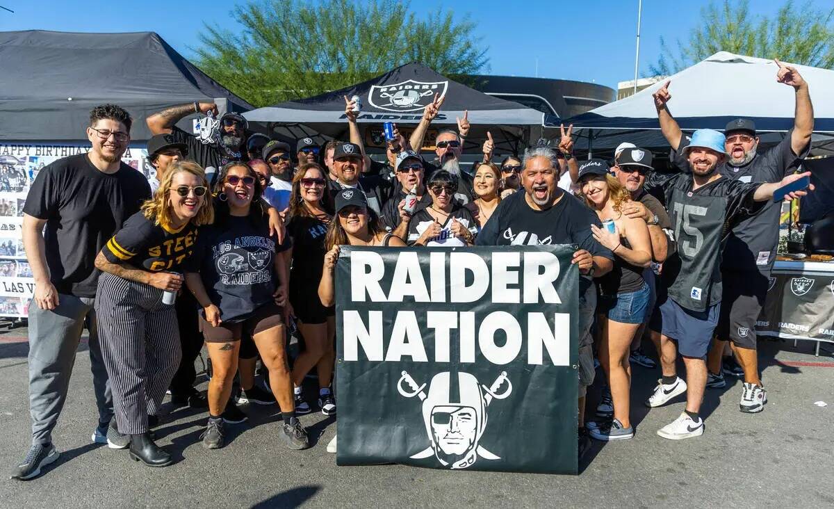 Los fans de los Raiders se animan antes de la primera mitad del partido de la NFL entre los Rai ...