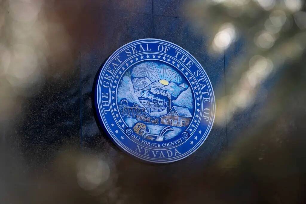 El Gran Sello del Estado de Nevada adorna el edificio de la Legislatura de Nevada el miércoles ...