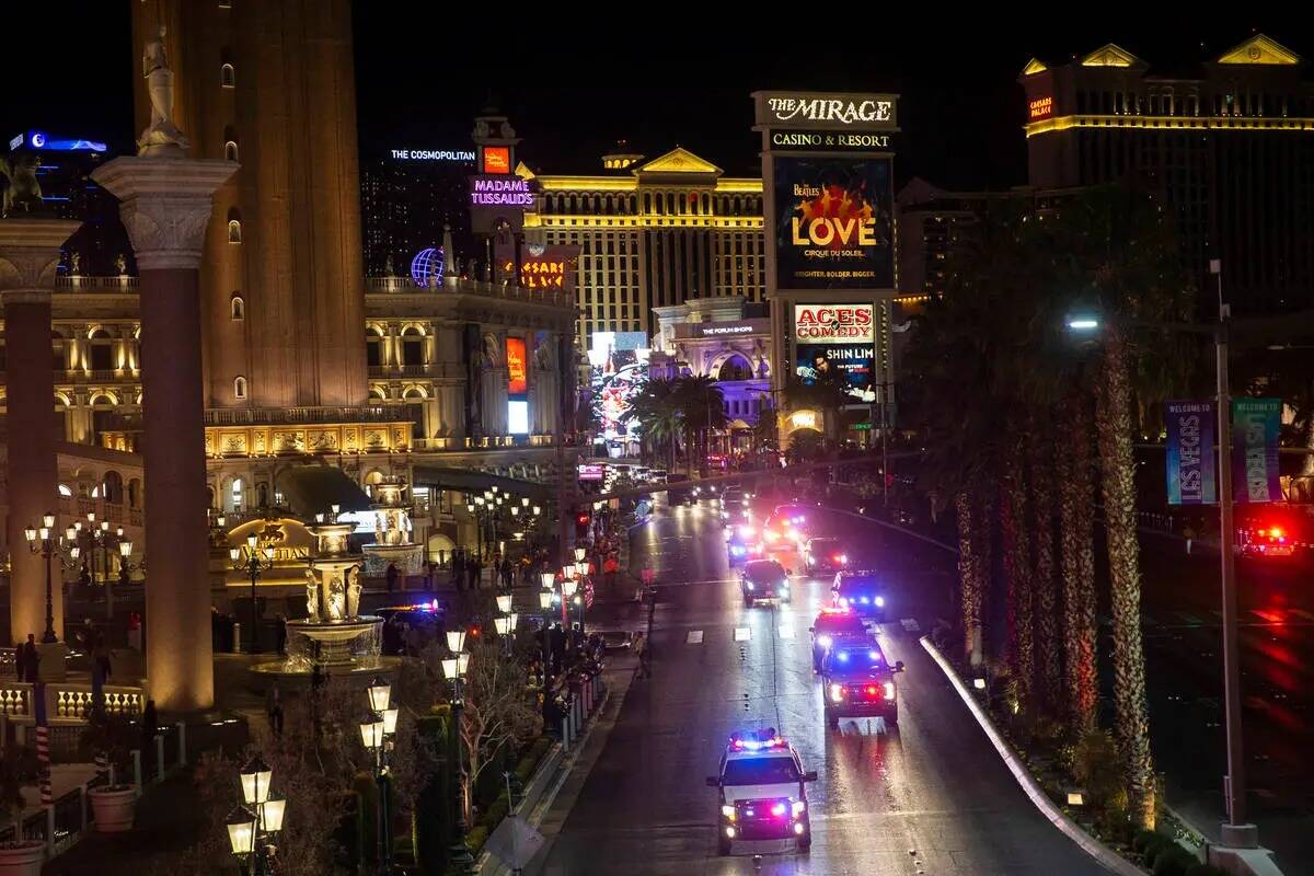 La caravana del presidente Donald Trump conduce hacia el norte en el Strip de Las Vegas fuera d ...