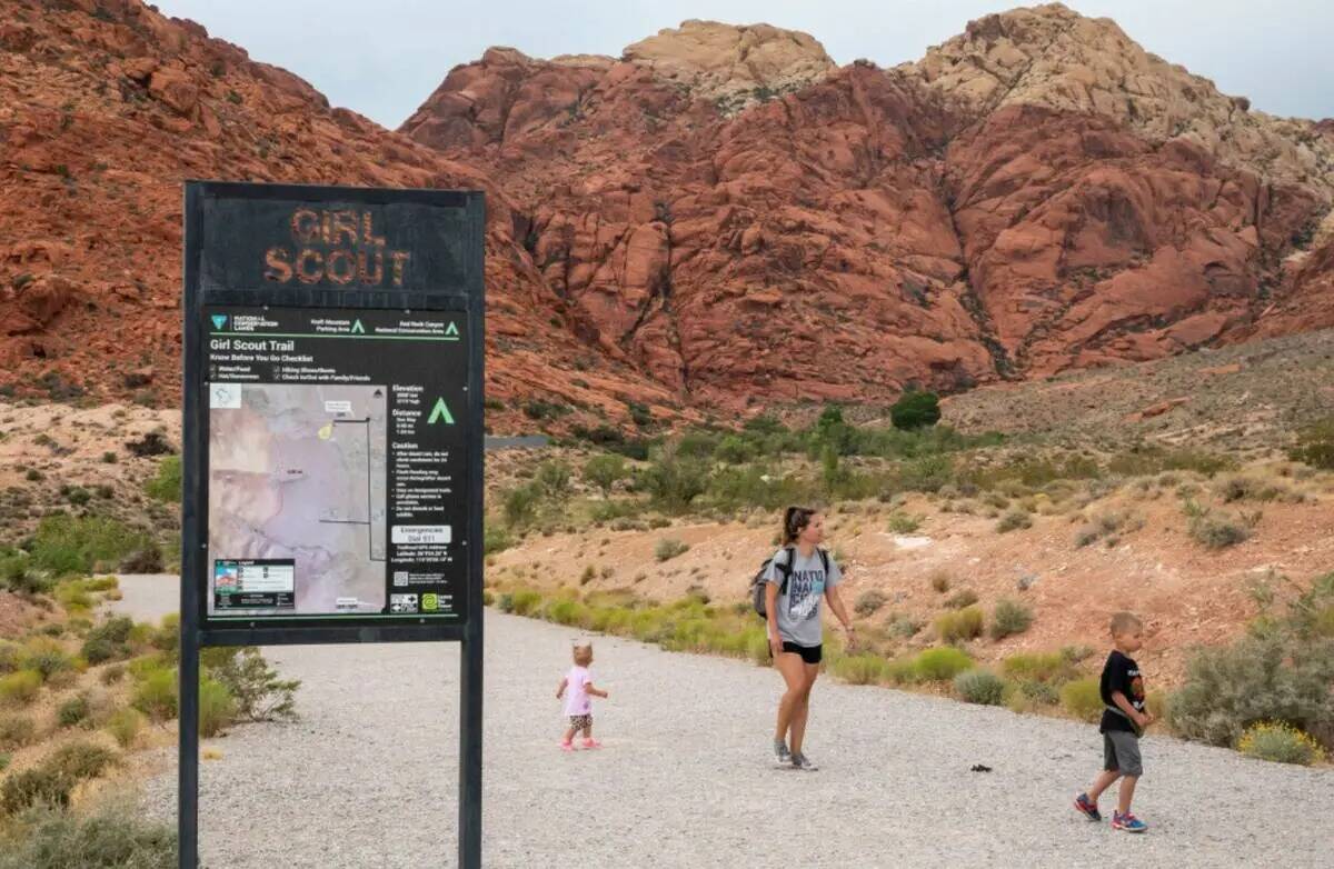 Una familia camina por el sendero de las Girl Scouts en Red Rock Canyon en junio de 2023 en Las ...