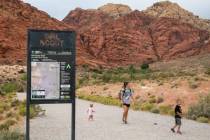 Una familia camina por el sendero de las Girl Scouts en Red Rock Canyon en junio de 2023 en Las ...