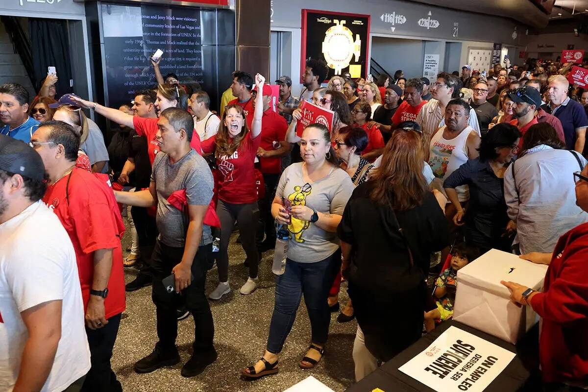 Los miembros del Sindicato de la Culinaria votan durante una votación de huelga en el Thomas & ...