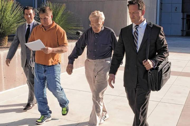 Henri Wetselaar, médico de 87 años, segundo por la derecha, sale del Tribunal Federal Lloyd G ...